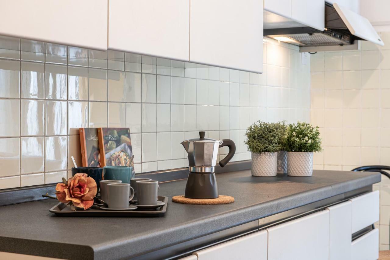 Ferienwohnung Joivy Sophisticated 3-Bed Flat With Desk Mailand Exterior foto